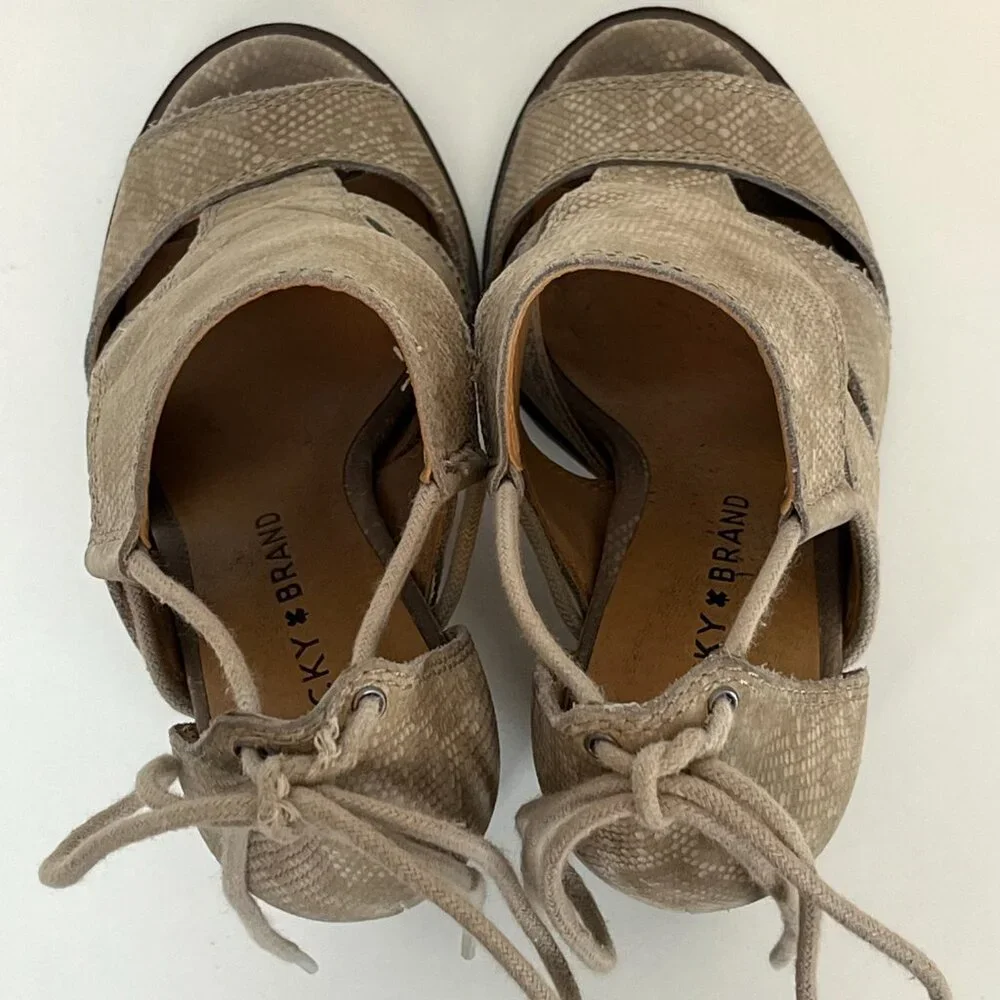 Lucky Brand Taupe Wedges Heels Shoes ((size 6M))